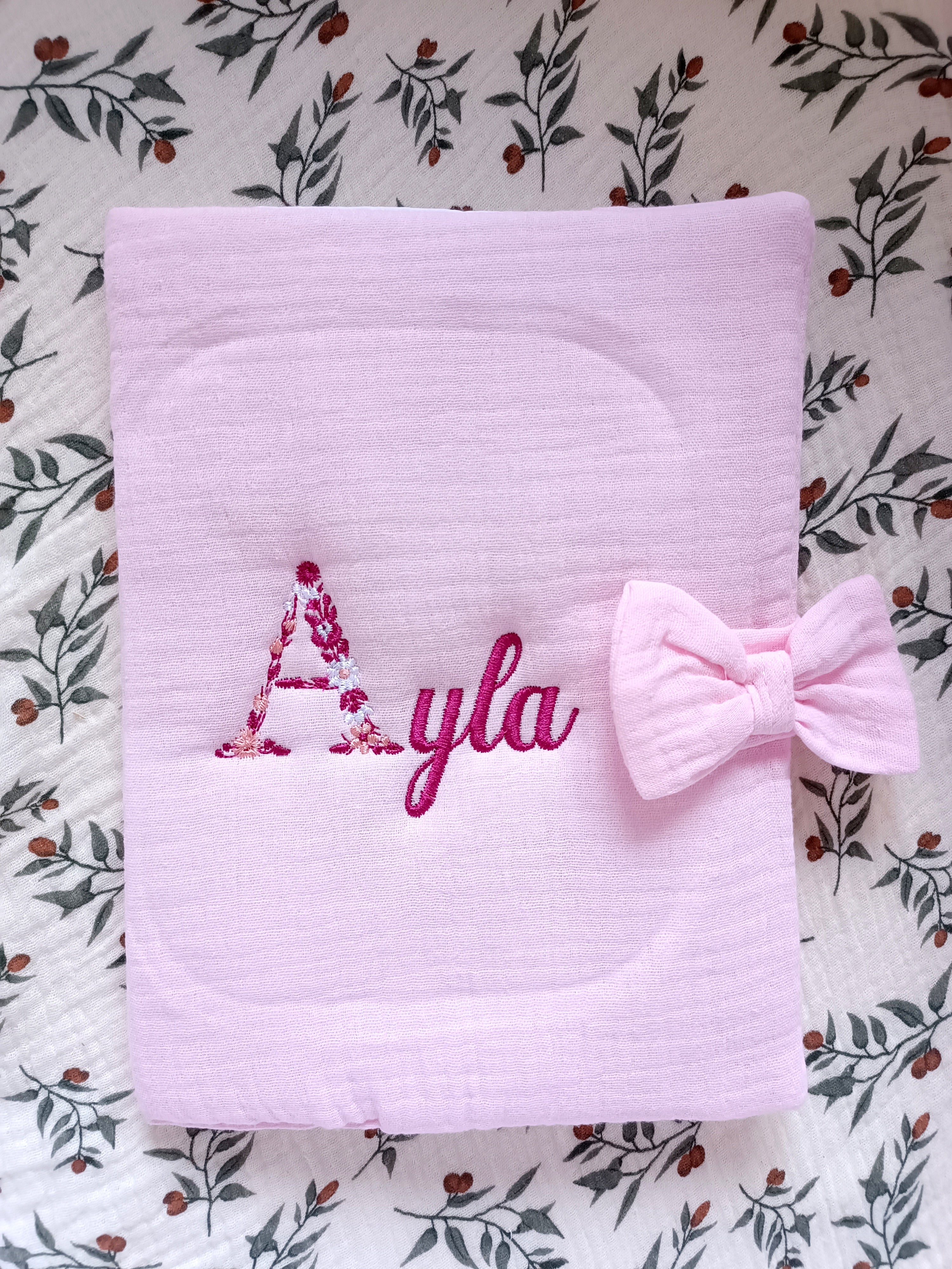 Protège carnet de santé en gaze de coton rose avec noeud - personnalisable -