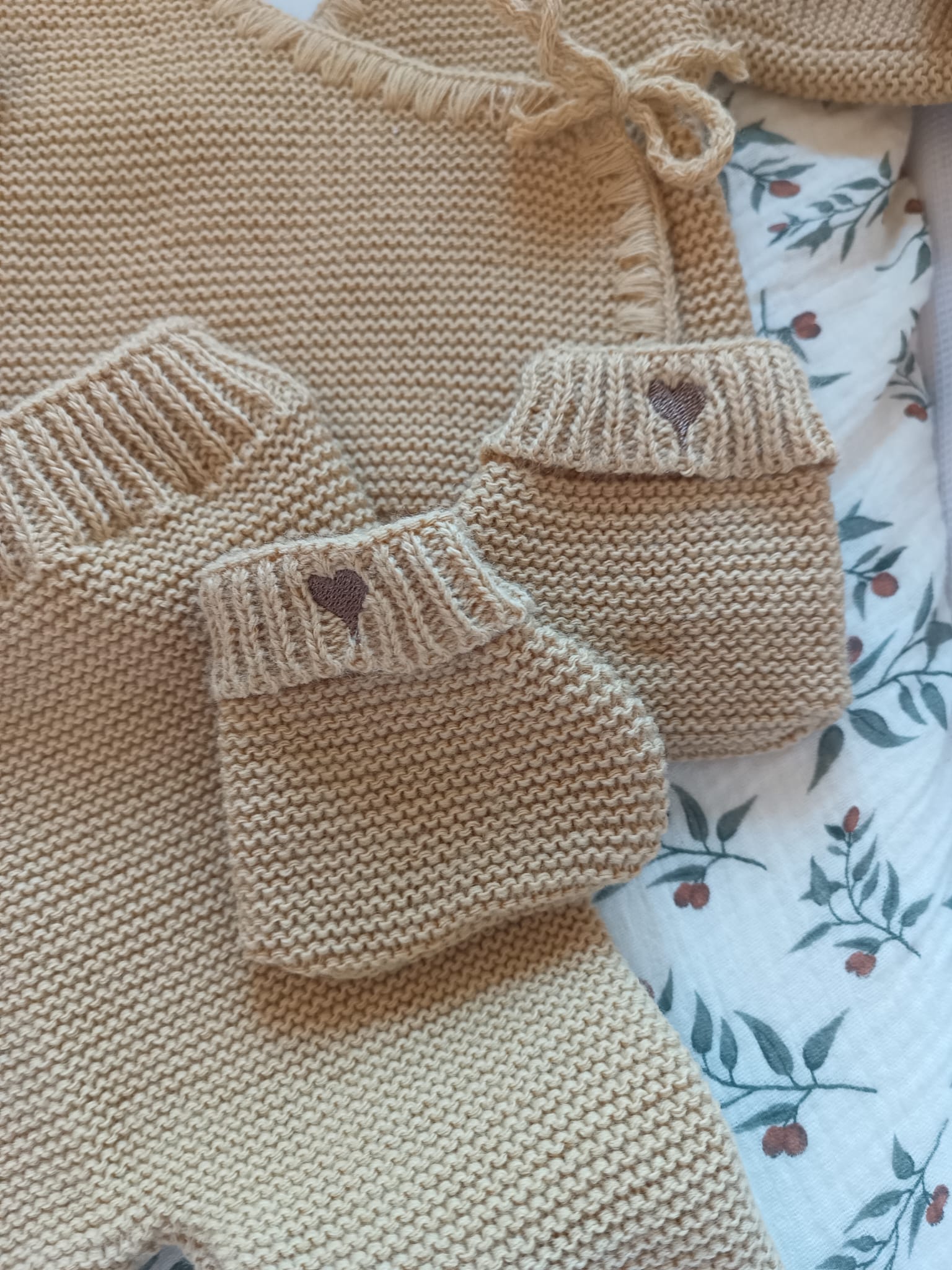 Tenue naissance 0/3 mois en maille camel - personnalisable