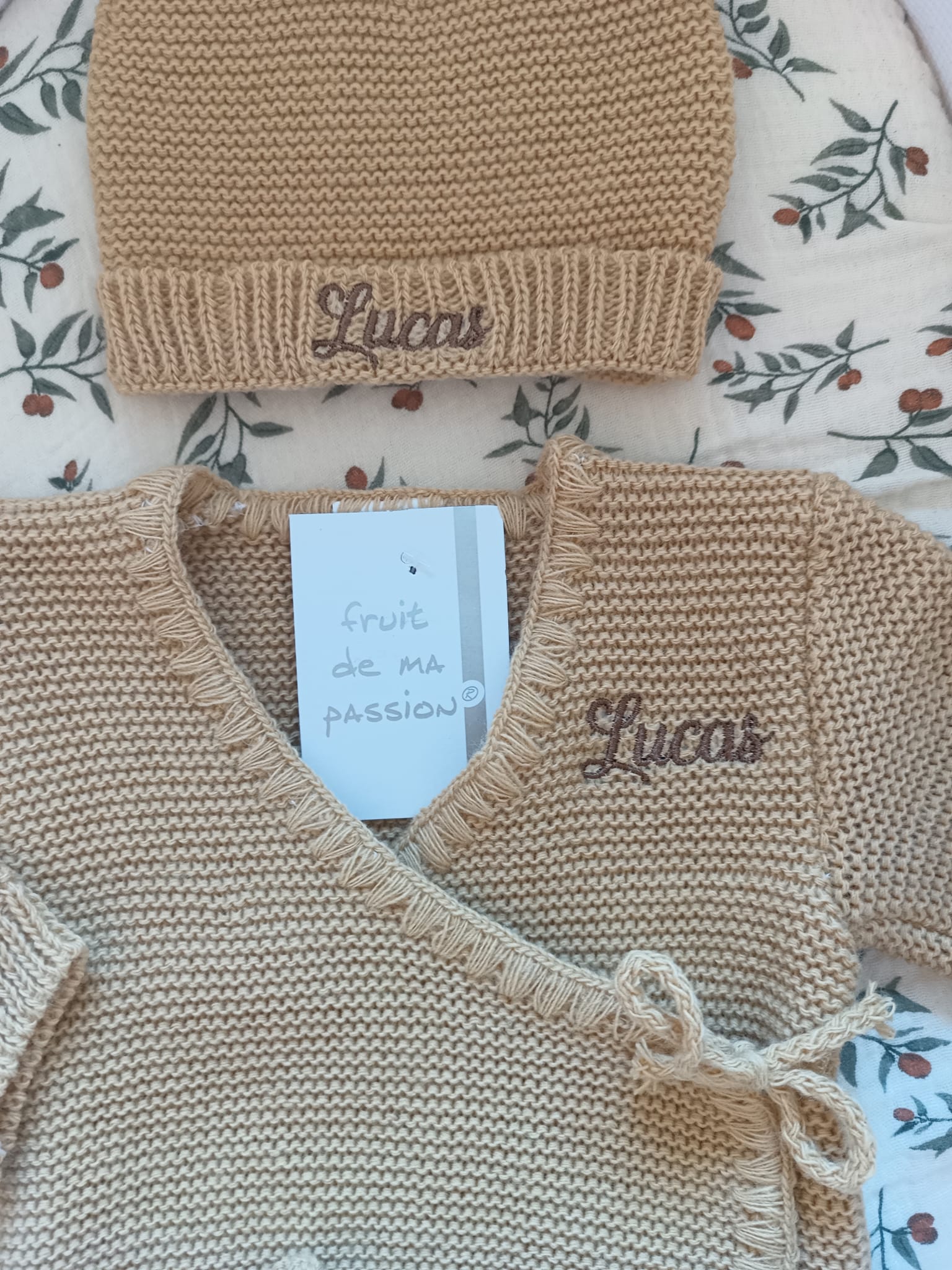 Tenue naissance 0/3 mois en maille camel - personnalisable