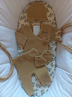 Tenue naissance 0/3 mois en maille camel - personnalisable
