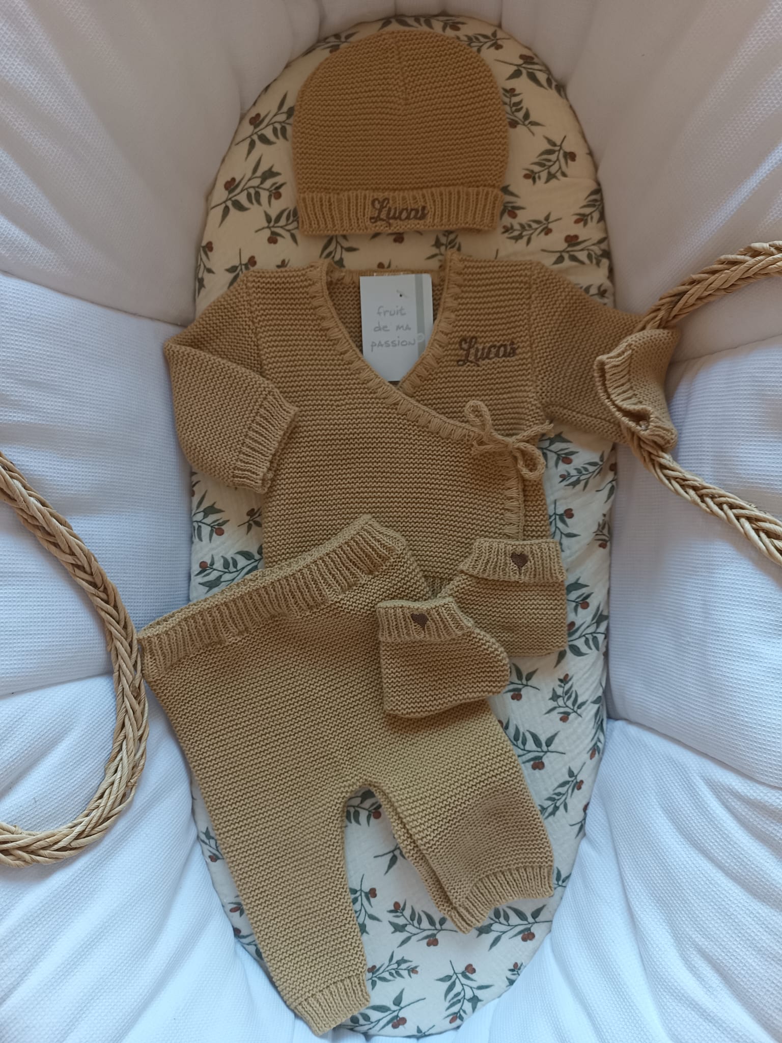 Tenue naissance 0/3 mois en maille camel - personnalisable