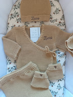 Tenue naissance 0/3 mois en maille camel - personnalisable