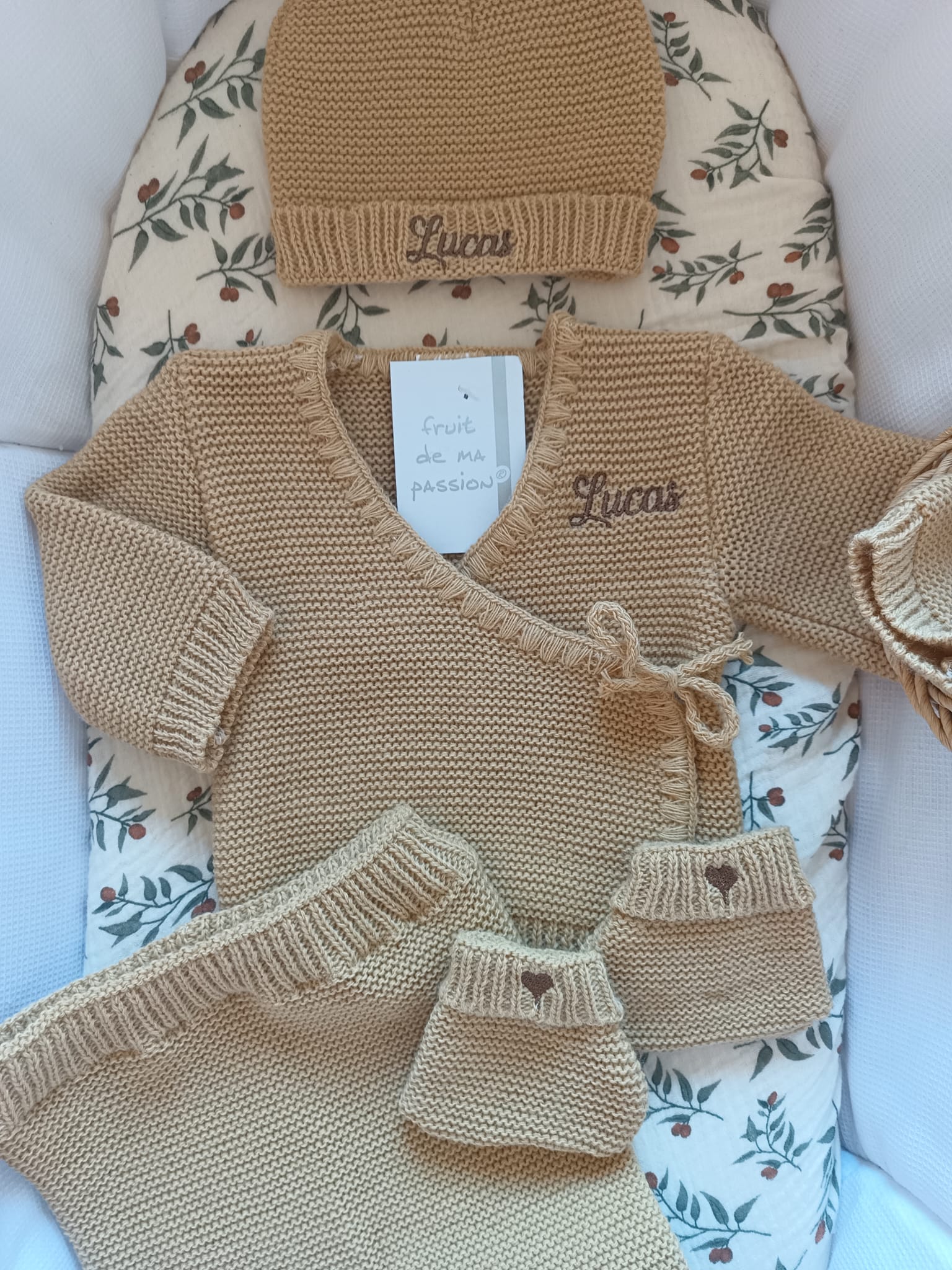 Tenue naissance 0/3 mois en maille camel - personnalisable
